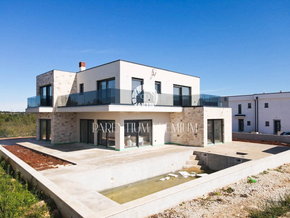 Una nuova villa moderna con piscina in una bella località turistica