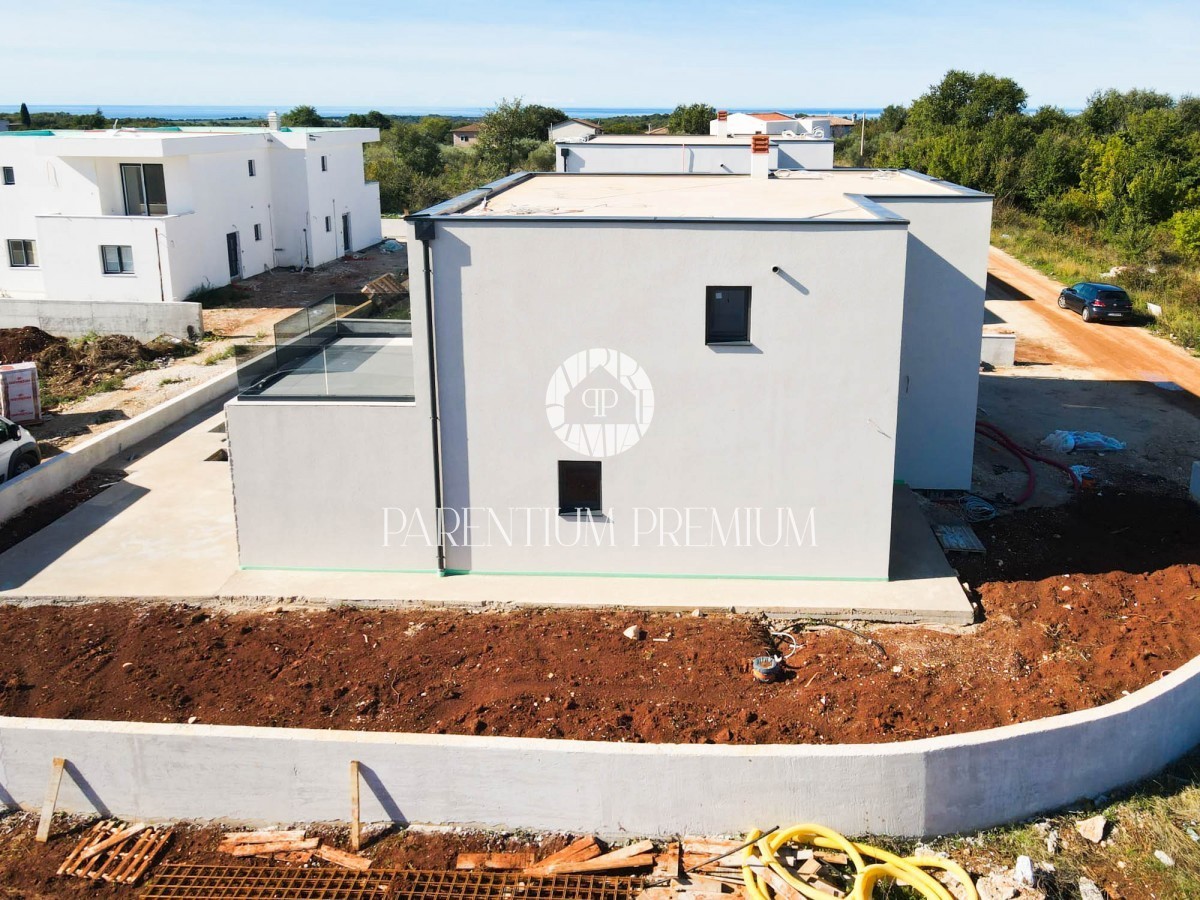Una nuova villa moderna con piscina in una bella località turistica