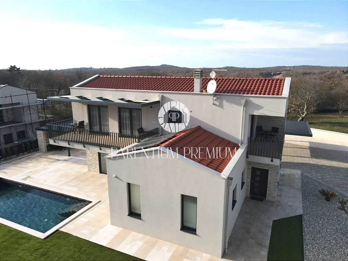Una nuova casa con piscina in una posizione tranquilla