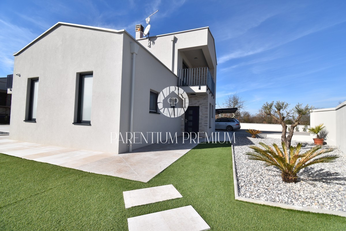 Una nuova casa con piscina in una posizione tranquilla