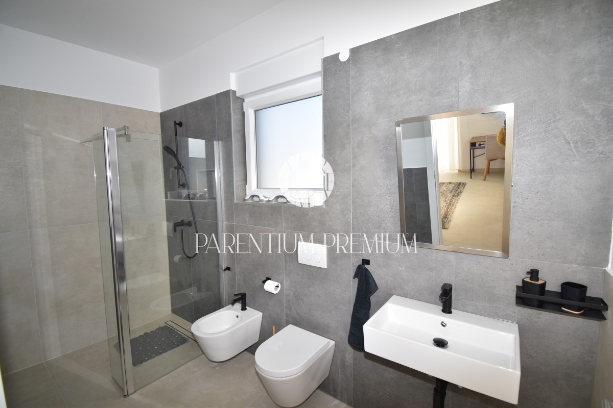 Una nuova casa con piscina in una posizione tranquilla