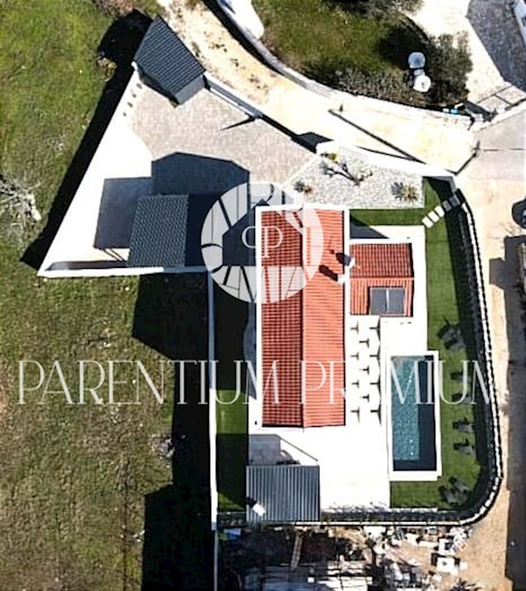 Una nuova casa con piscina in una posizione tranquilla