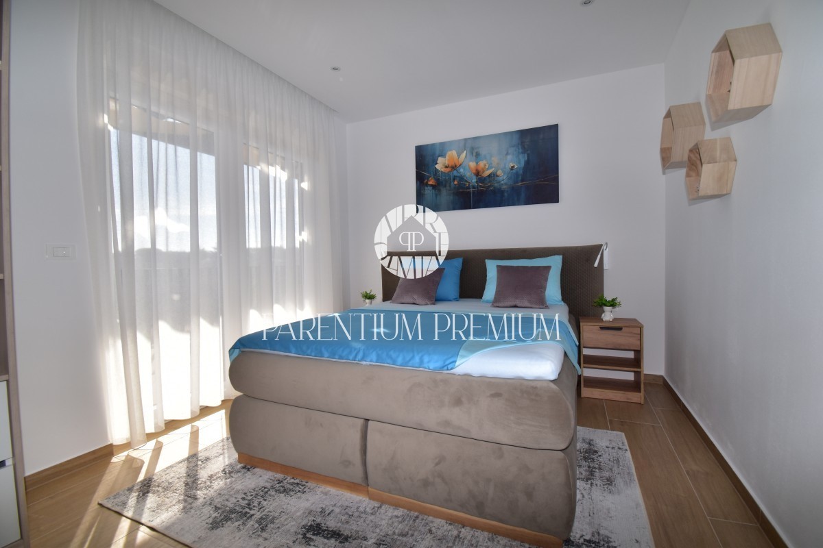 Una nuova casa con piscina in una posizione tranquilla
