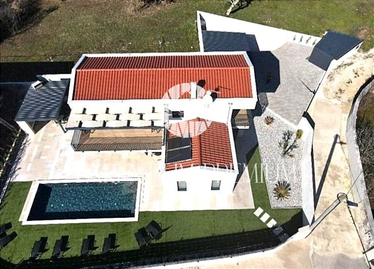 Una nuova casa con piscina in una posizione tranquilla