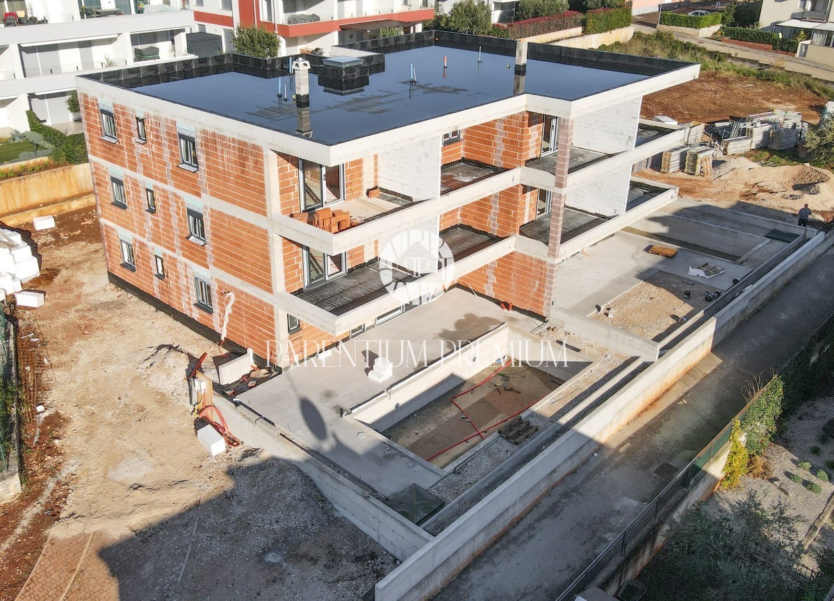 Moderno appartamento al 2° piano con fantastica vista mare, a soli 700 metri dal mare e dal porto turistico