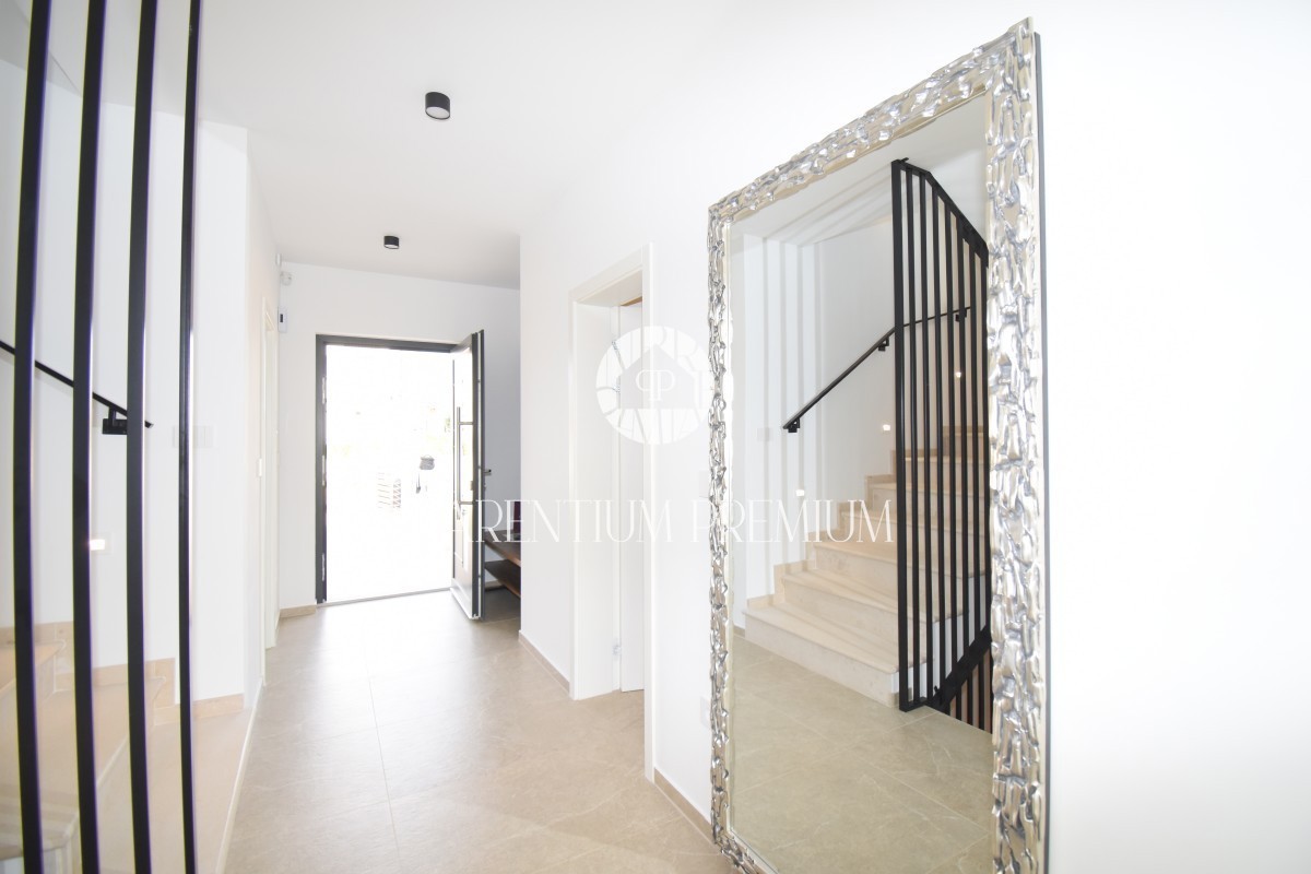 Villa di lusso con piscina, sauna e jacuzzi, a 2 km da Parenzo e dal mare