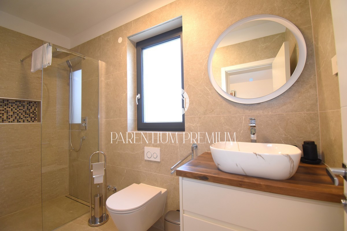 Villa di lusso con piscina, sauna e jacuzzi, a 2 km da Parenzo e dal mare