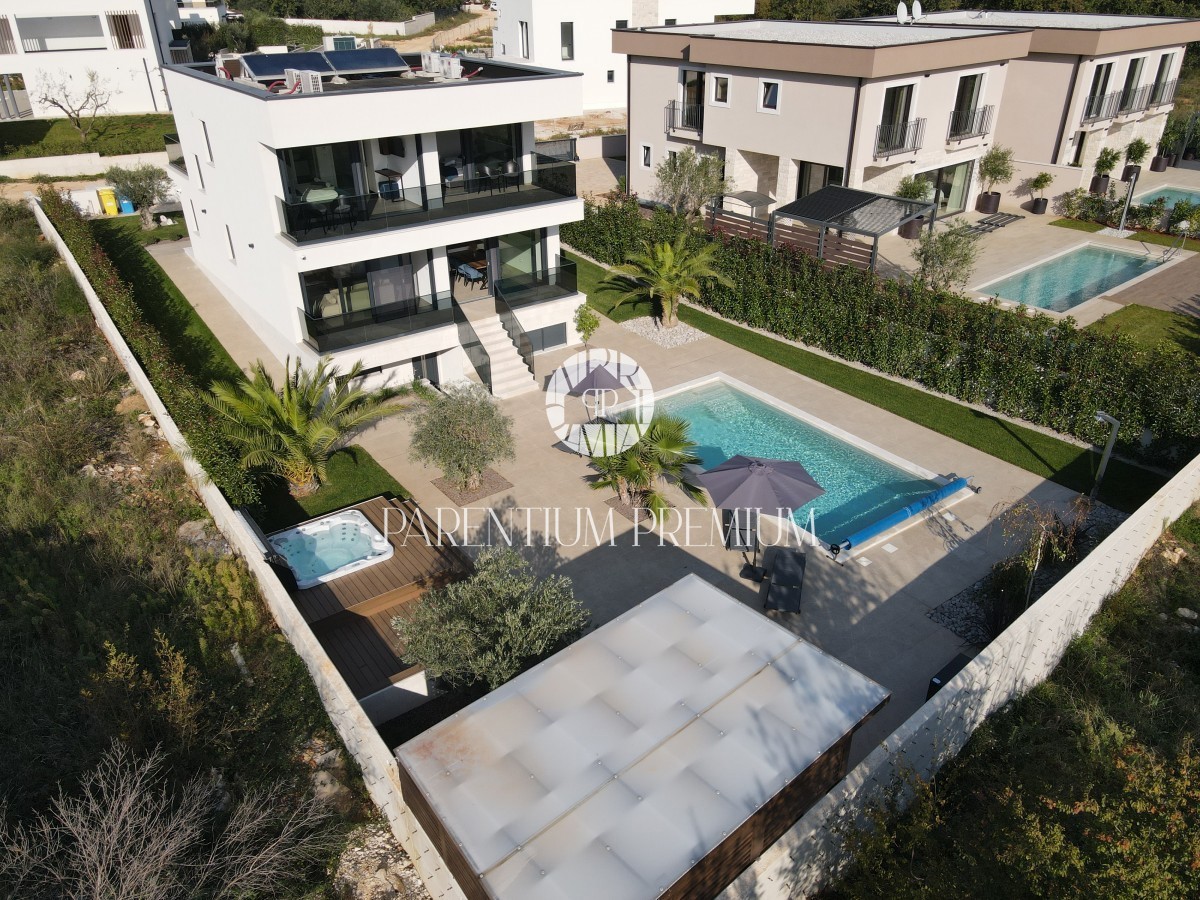 Villa di lusso con piscina, sauna e jacuzzi, a 2 km da Parenzo e dal mare