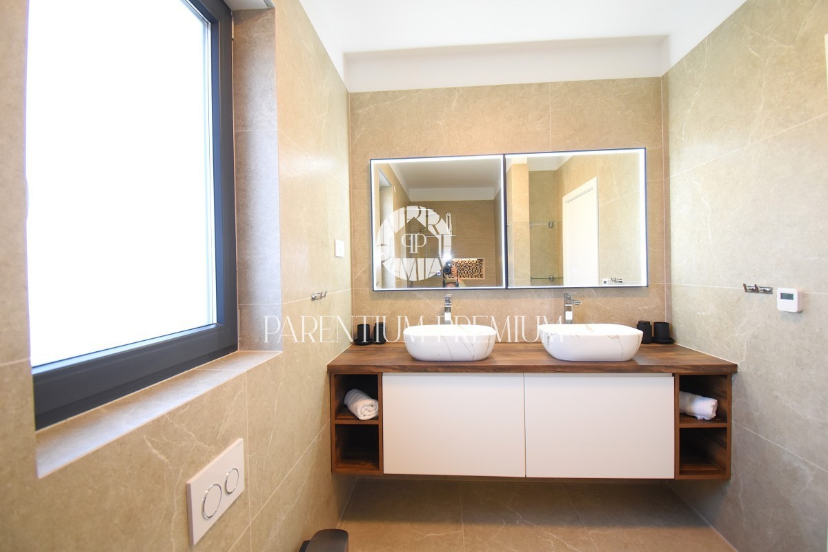 Villa di lusso con piscina, sauna e jacuzzi, a 2 km da Parenzo e dal mare