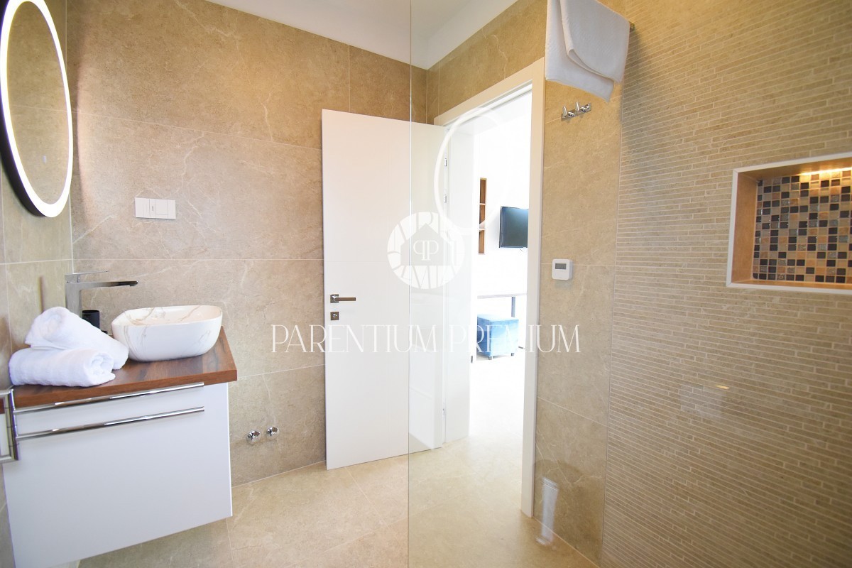 Villa di lusso con piscina, sauna e jacuzzi, a 2 km da Parenzo e dal mare