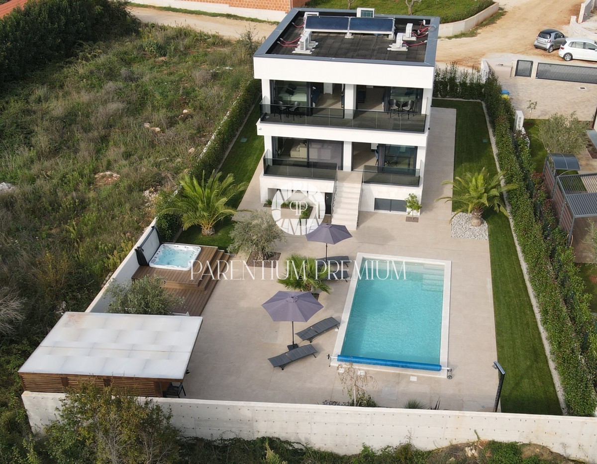 Villa di lusso con piscina, sauna e jacuzzi, a 2 km da Parenzo e dal mare