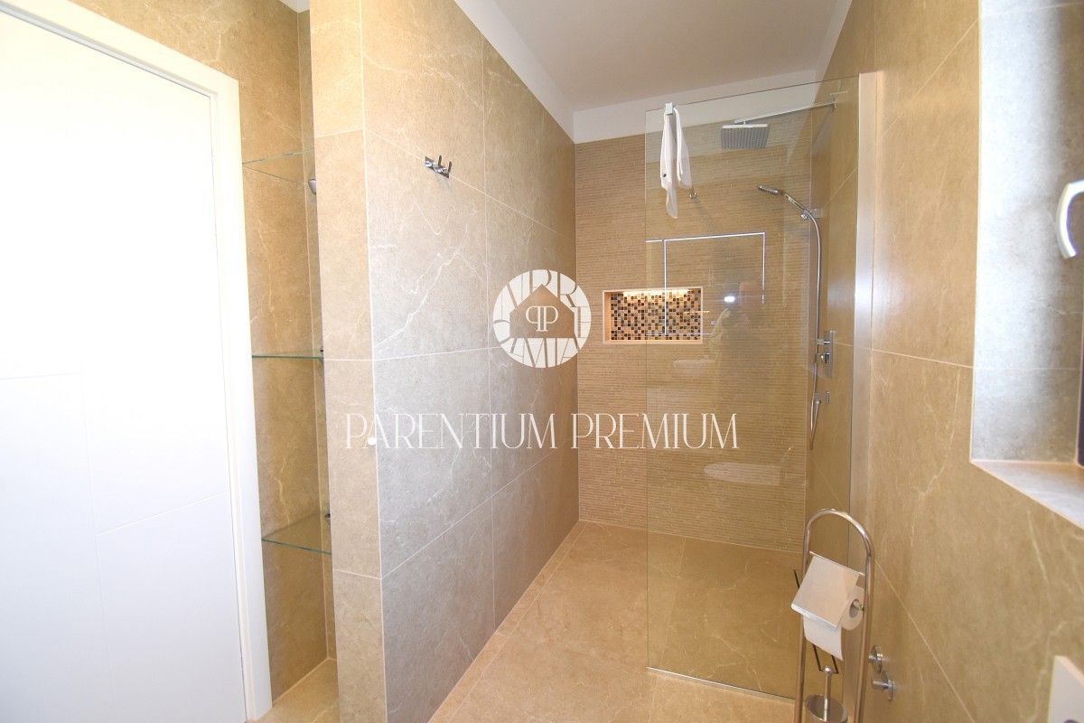 Villa di lusso con piscina, sauna e jacuzzi, a 2 km da Parenzo e dal mare