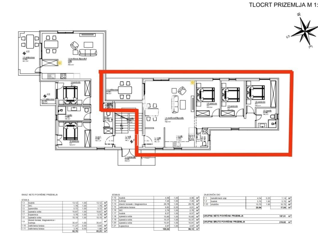 Moderno appartamento al piano terra con 3 camere da letto e ampio cortile vicino alla spiaggia