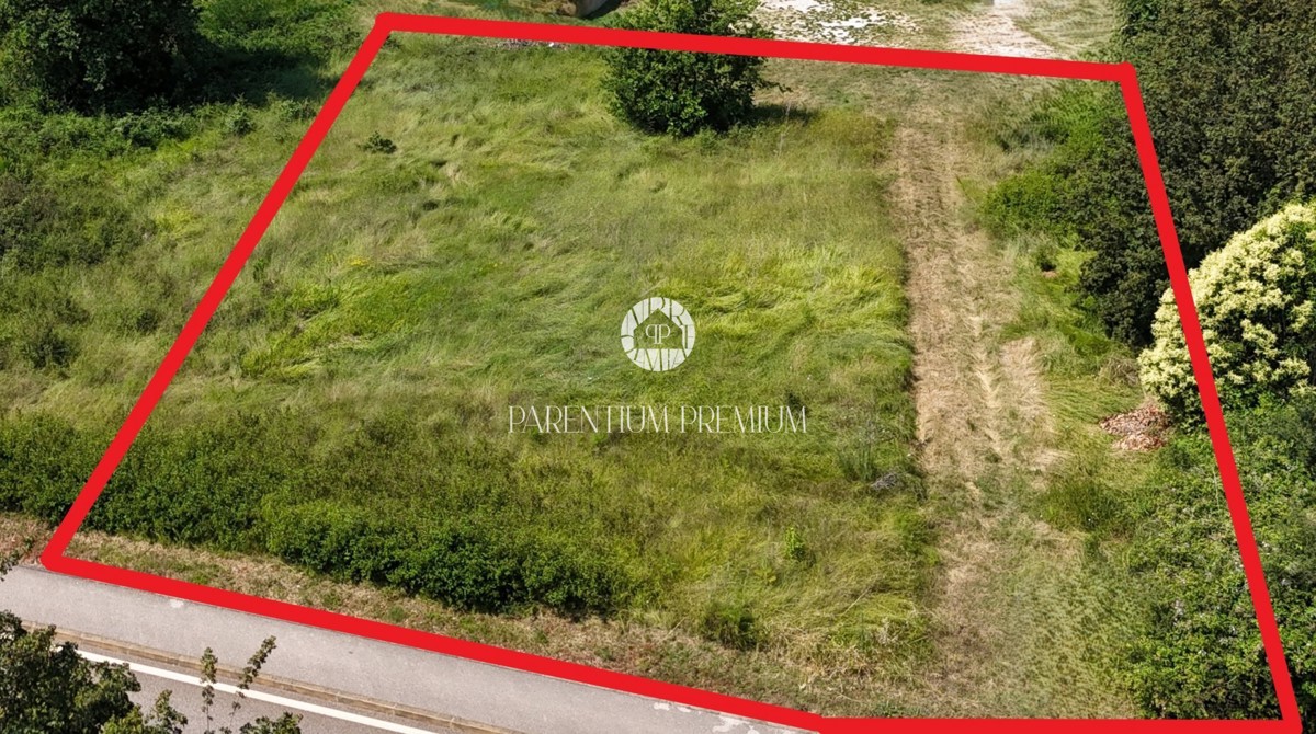 Parenzo – Terreno edificabile a 1 km dal mare