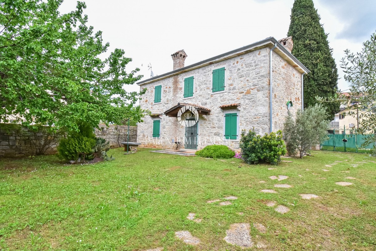 Autentica casa in pietra istriana con ampio giardino – a 1000 m dal mare