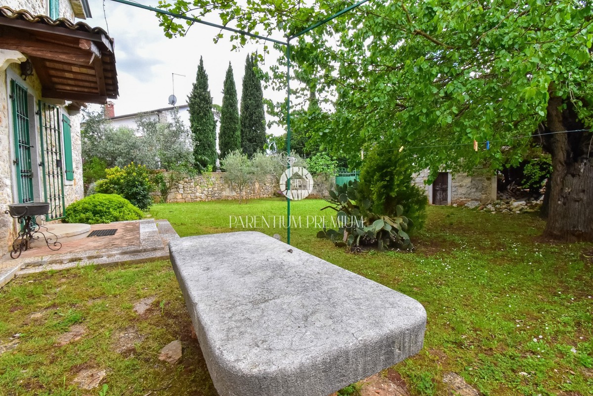 Autentica casa in pietra istriana con ampio giardino – a 1000 m dal mare
