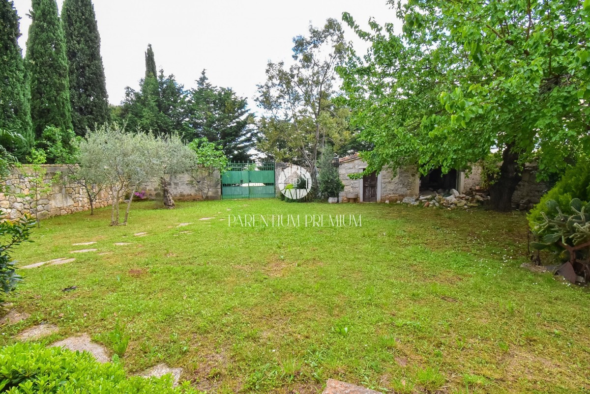 Autentica casa in pietra istriana con ampio giardino – a 1000 m dal mare