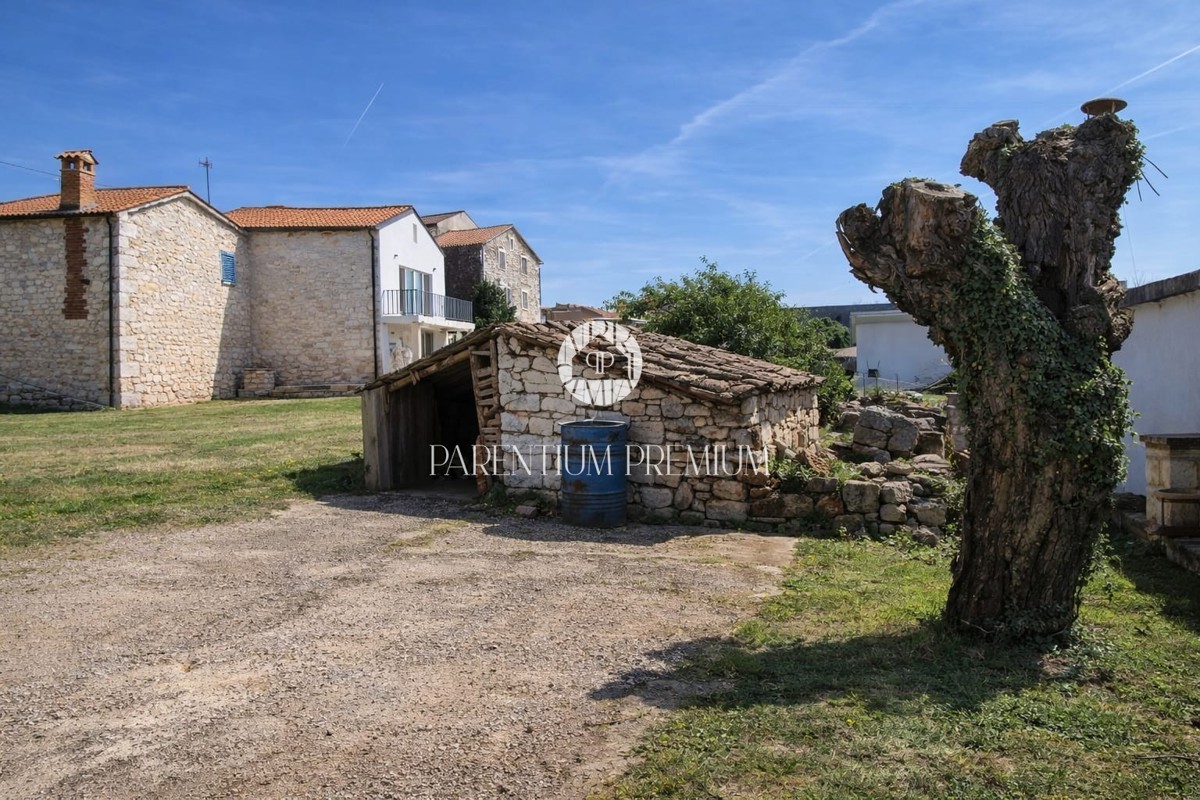 Autentica casa in pietra istriana da ristrutturare nei pressi di Umago