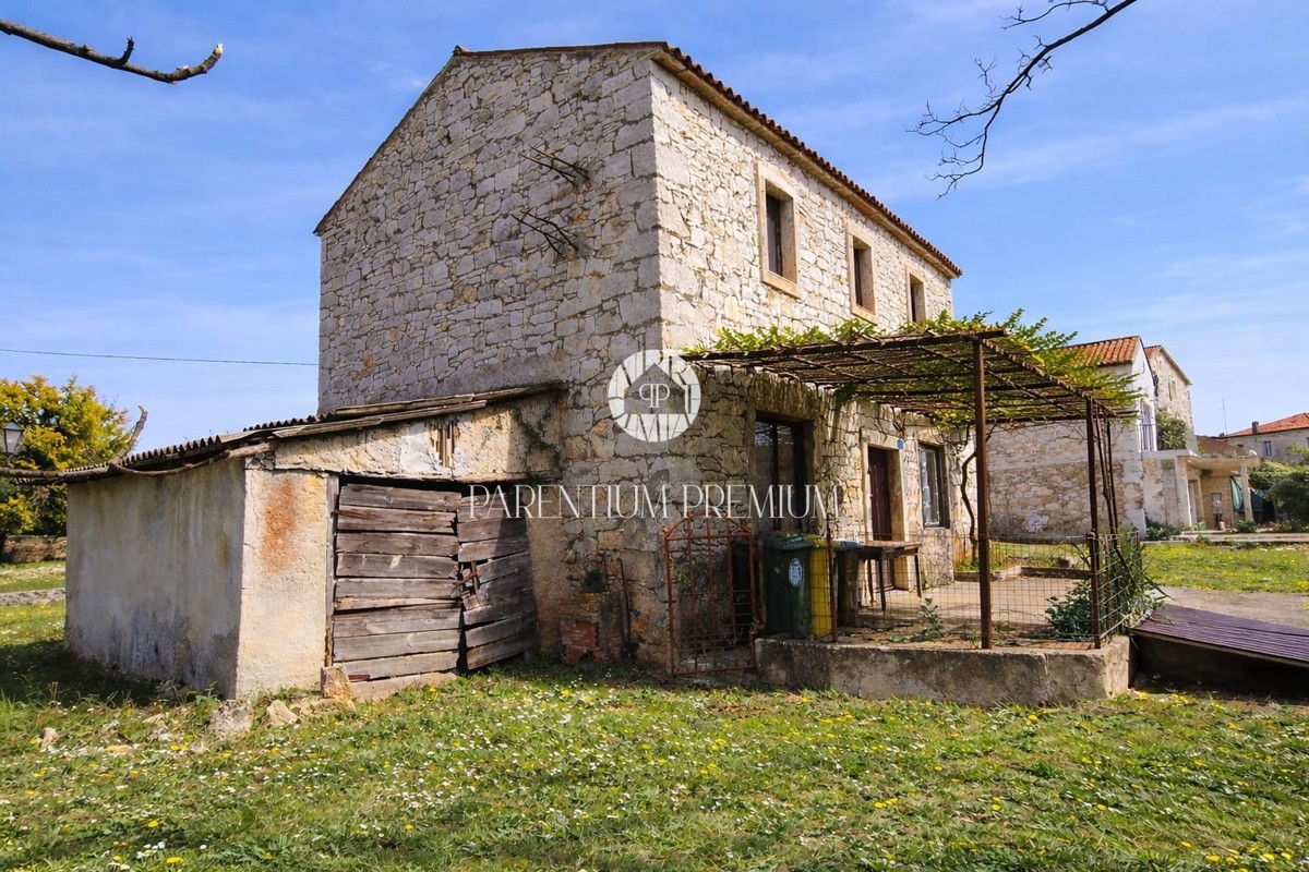 Autentica casa in pietra istriana da ristrutturare nei pressi di Umago