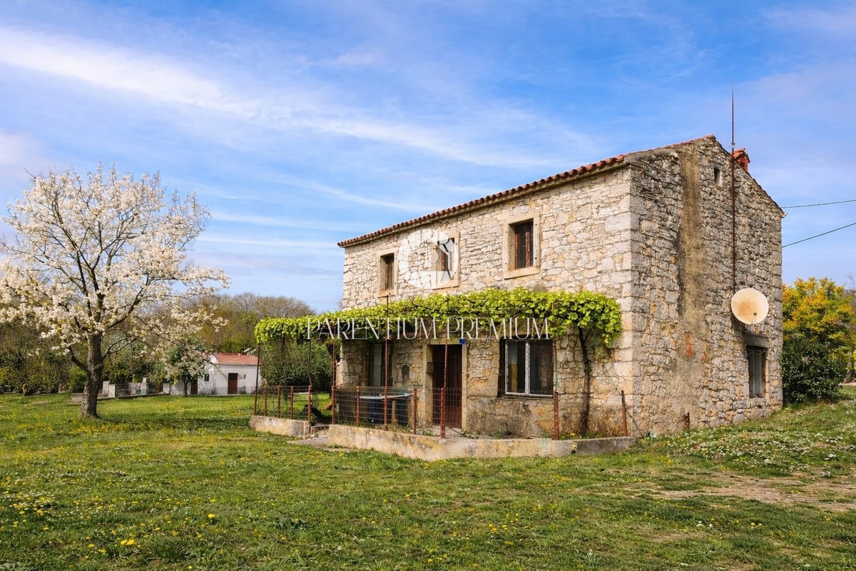 Autentica casa in pietra istriana da ristrutturare nei pressi di Umago