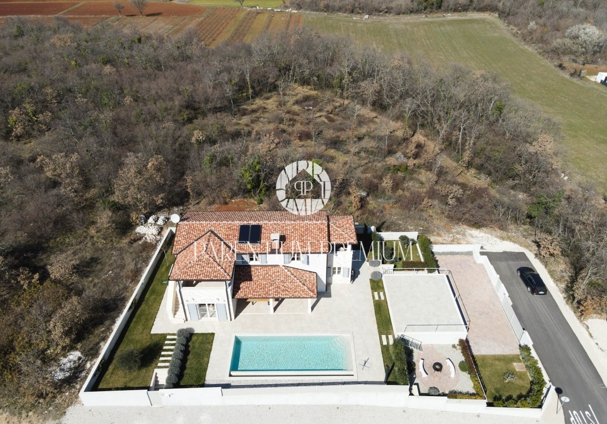 Una spaziosa villa con piscina non lontano dal centro della città