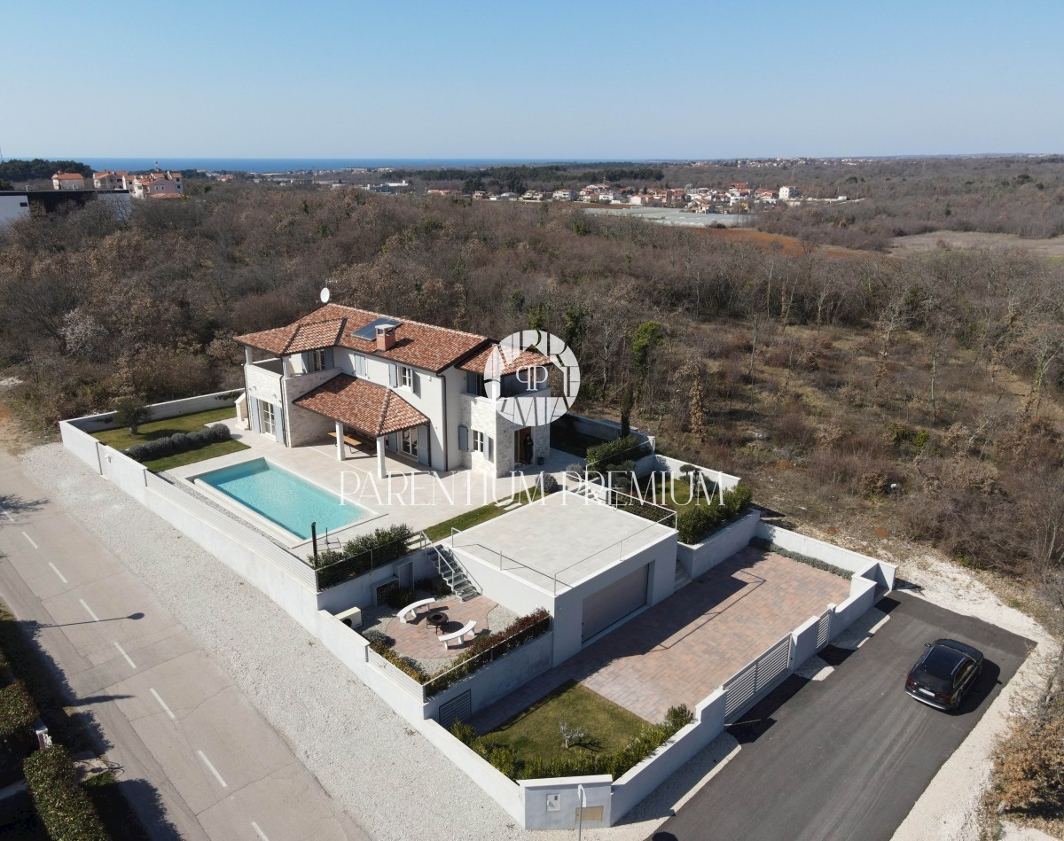 Una spaziosa villa con piscina non lontano dal centro della città