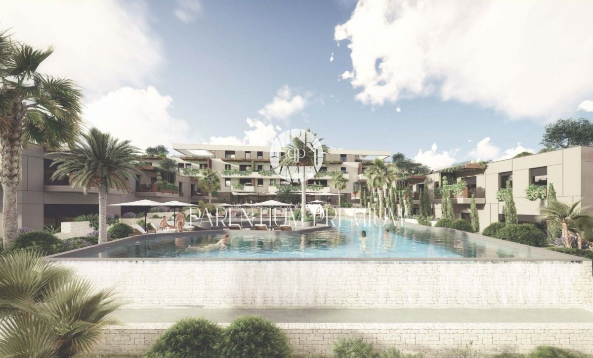 Moderno attico con terrazza sul tetto e piscina vicino alla spiaggia e al centro di Parenzo