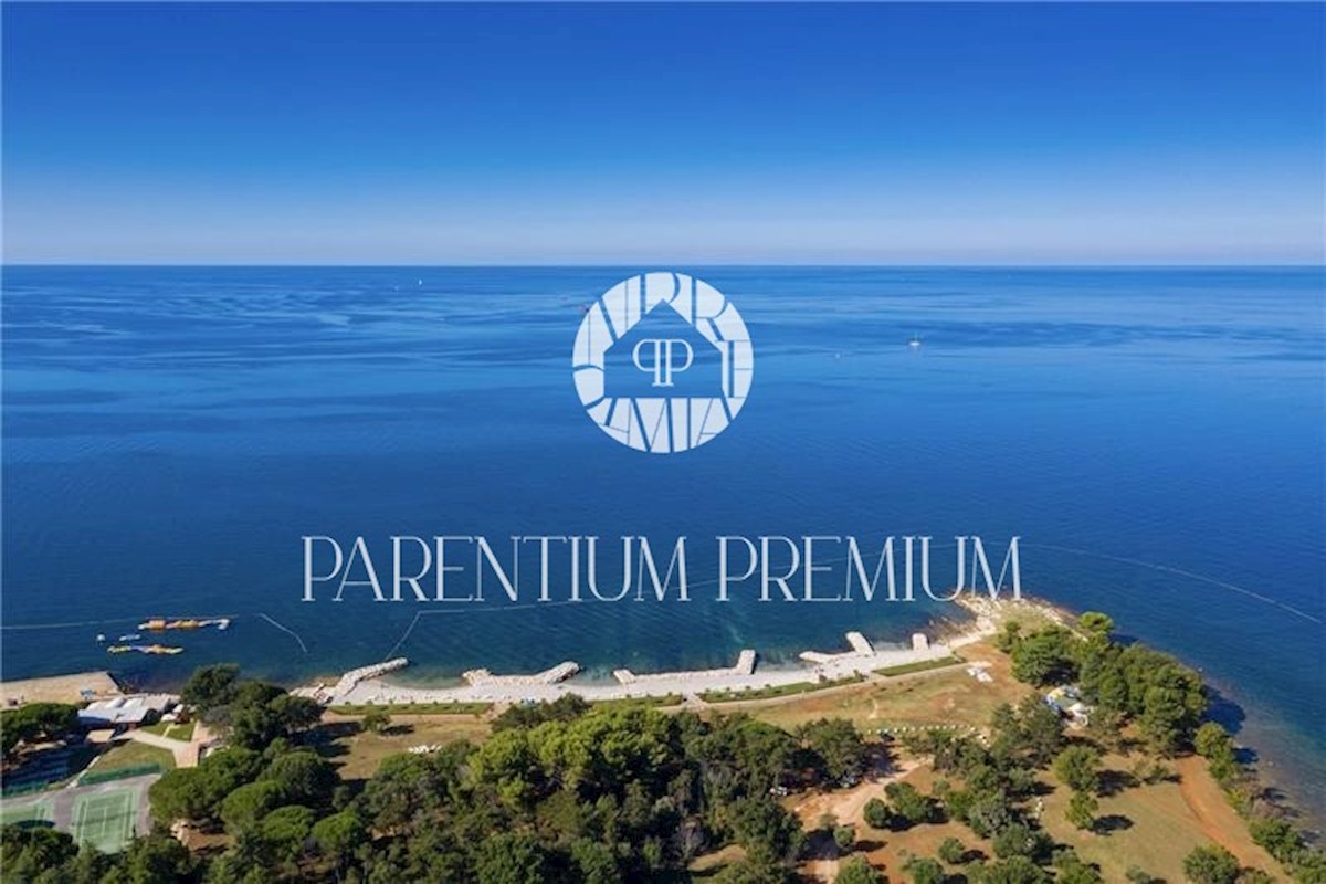 Moderno attico con terrazza sul tetto e piscina vicino alla spiaggia e al centro di Parenzo