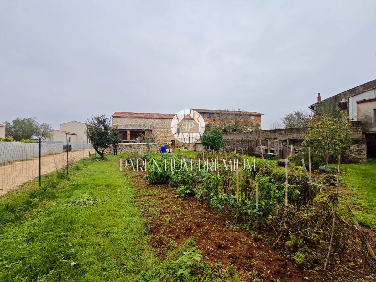 Proprietà istriana con molto potenziale in una posizione tranquilla a 4 km dal mare