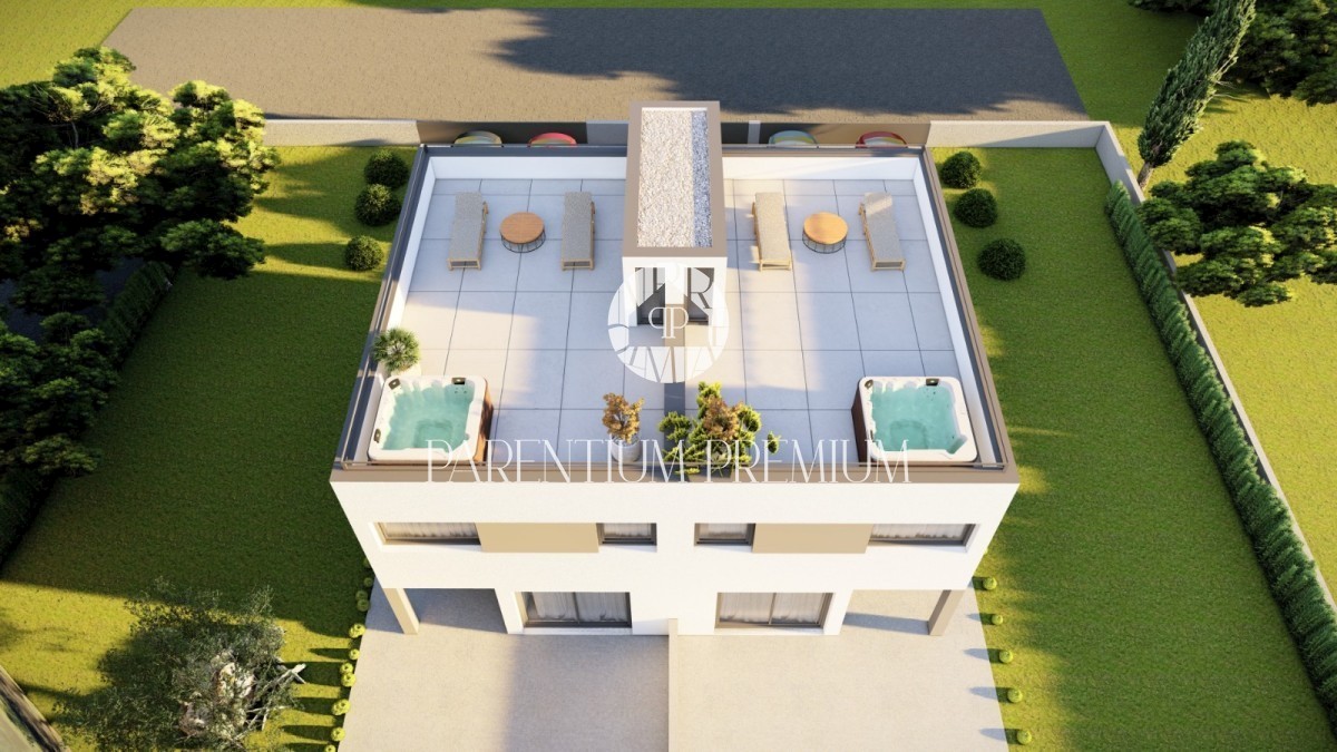 Una nuova villetta bifamiliare con terrazza sul tetto e un'incantevole vista sul mare
