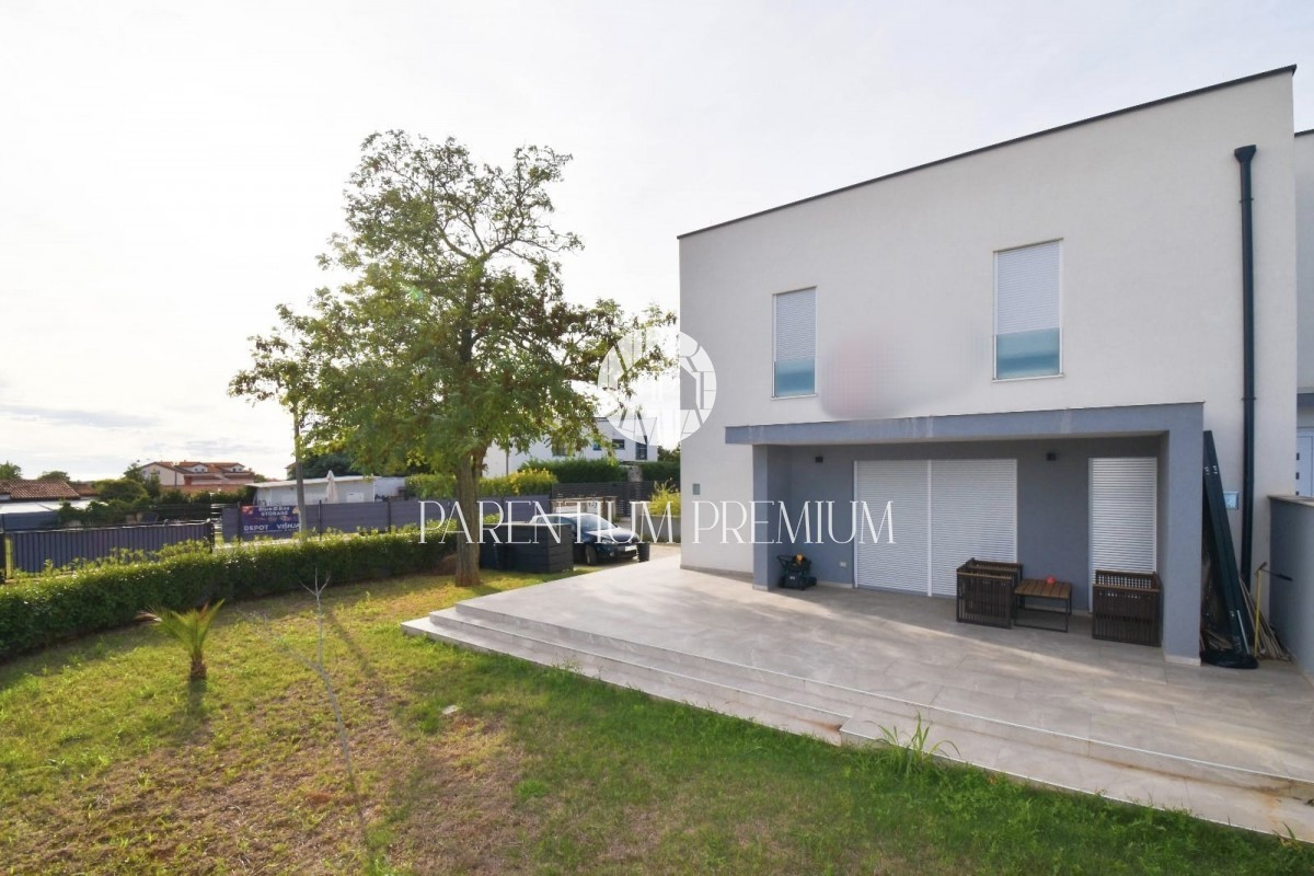 Nuova casa completamente arredata con cortile vicino a Parenzo