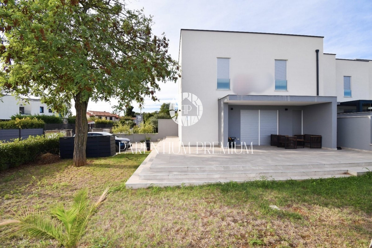 Nuova casa completamente arredata con cortile vicino a Parenzo