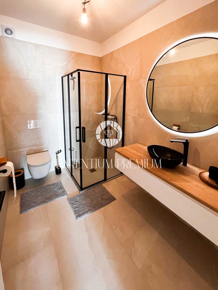 Nuova casa completamente arredata con cortile vicino a Parenzo