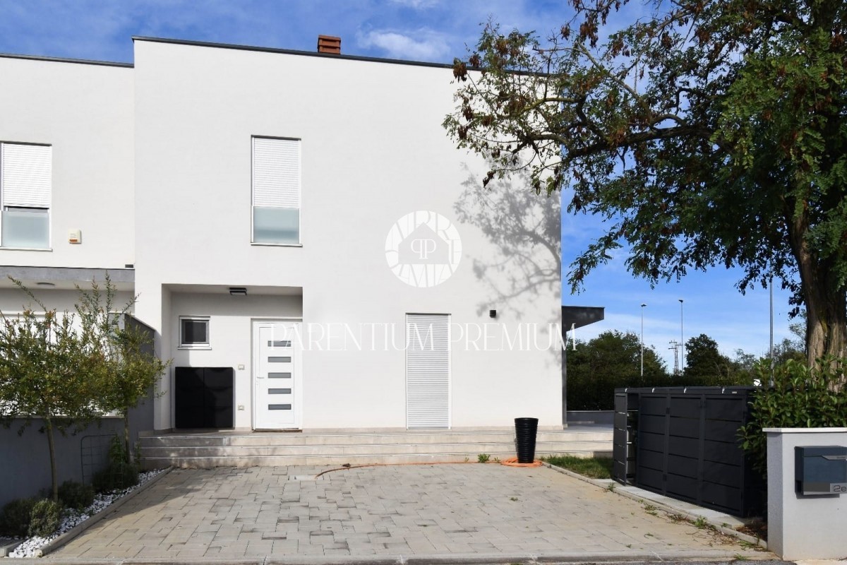 Nuova casa completamente arredata con cortile vicino a Parenzo