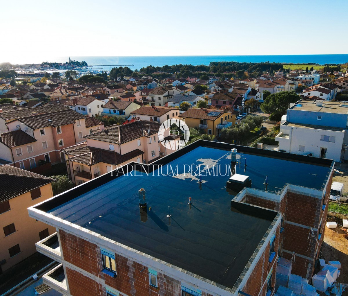 Moderno appartamento al 2° piano con 2 terrazzi e vista mare, vicino al centro, a 700 metri dal mare e dal porto turistico