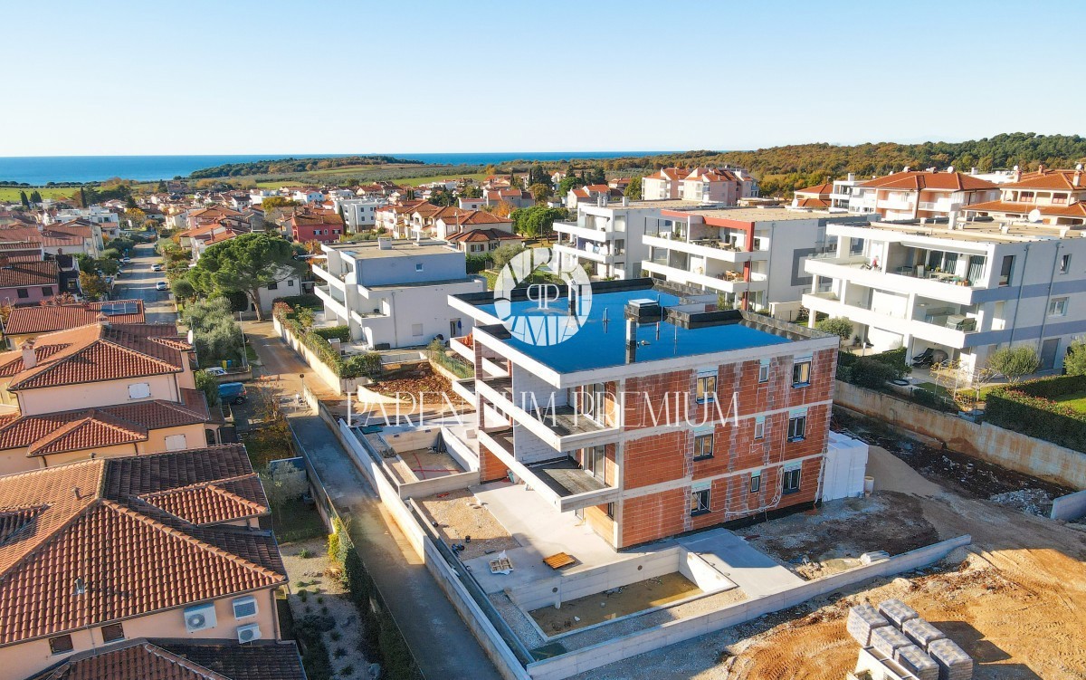 Moderno appartamento al 2° piano con 2 terrazzi e vista mare, vicino al centro, a 700 metri dal mare e dal porto turistico