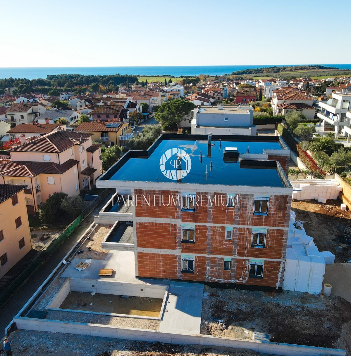 Moderno appartamento al 2° piano con 2 terrazzi e vista mare, vicino al centro, a 700 metri dal mare e dal porto turistico