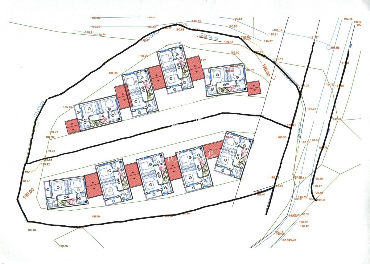 Terreno edificabile con progetto e permesso per la costruzione di 9 case