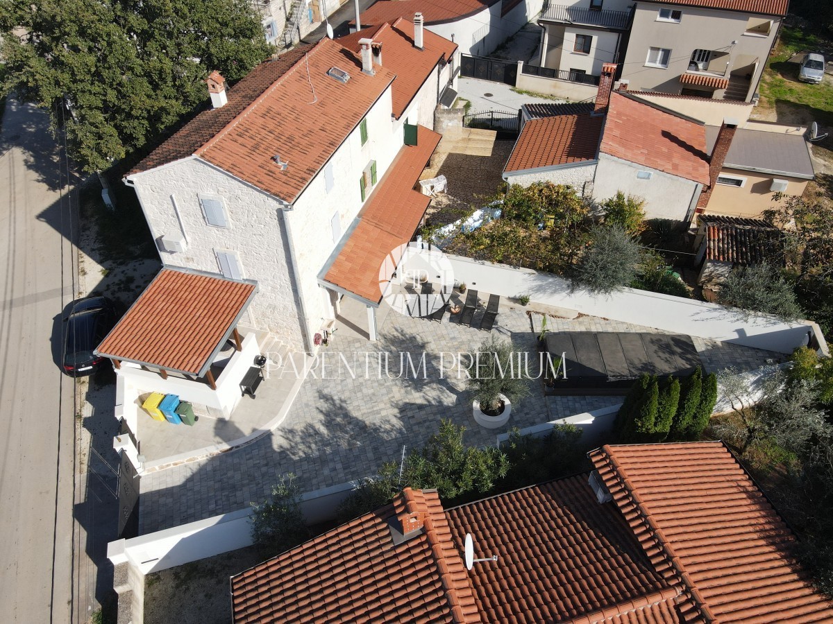 Casa in pietra d'Istria ristrutturata, l'ultima della fila, con vasca idromassaggio