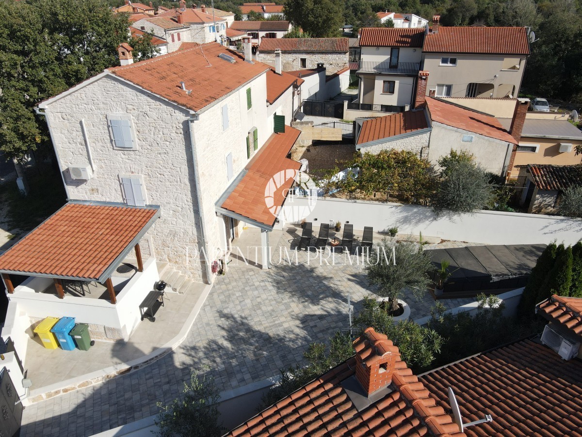 Casa in pietra d'Istria ristrutturata, l'ultima della fila, con vasca idromassaggio