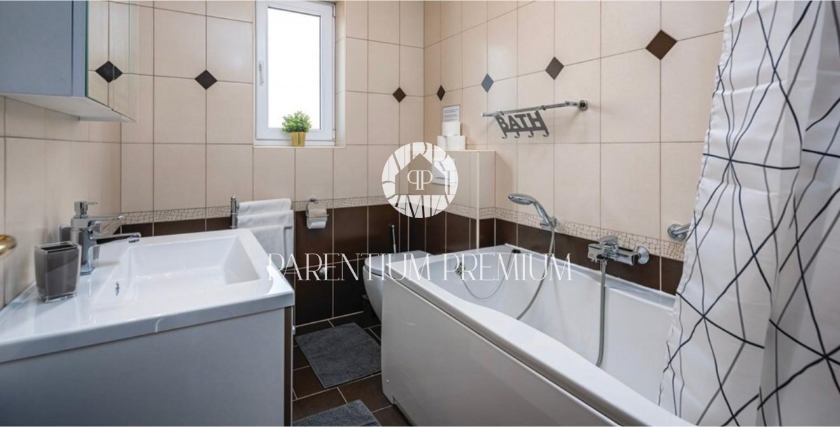Casa bifamiliare con tre camere da letto e piscina, a 200 metri dal mare