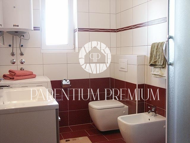 Casa bifamiliare con tre camere da letto e piscina, a 200 metri dal mare