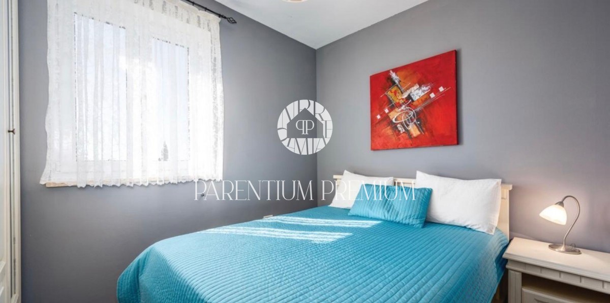 Casa bifamiliare con tre camere da letto e piscina, a 200 metri dal mare