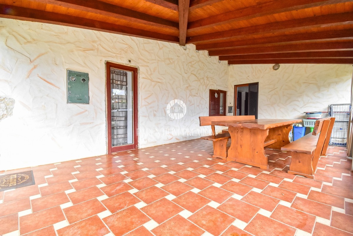 Casa bifamiliare con giardino e taverna
