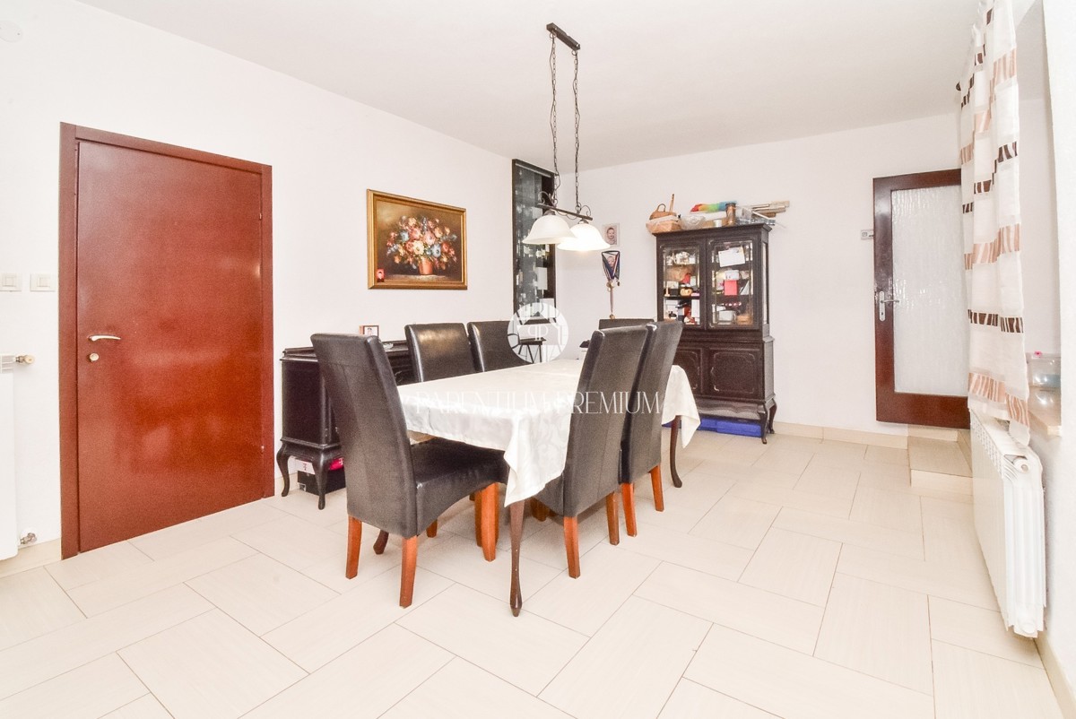 Casa bifamiliare con giardino e taverna