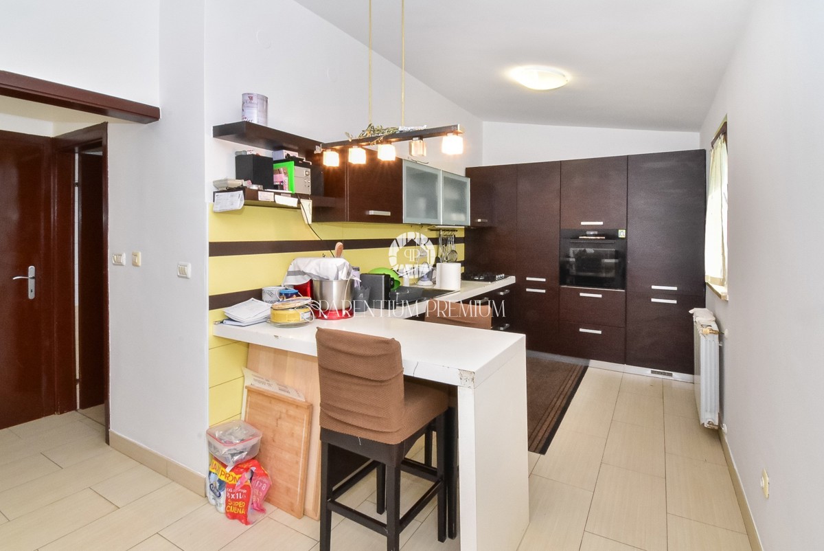 Casa bifamiliare con giardino e taverna