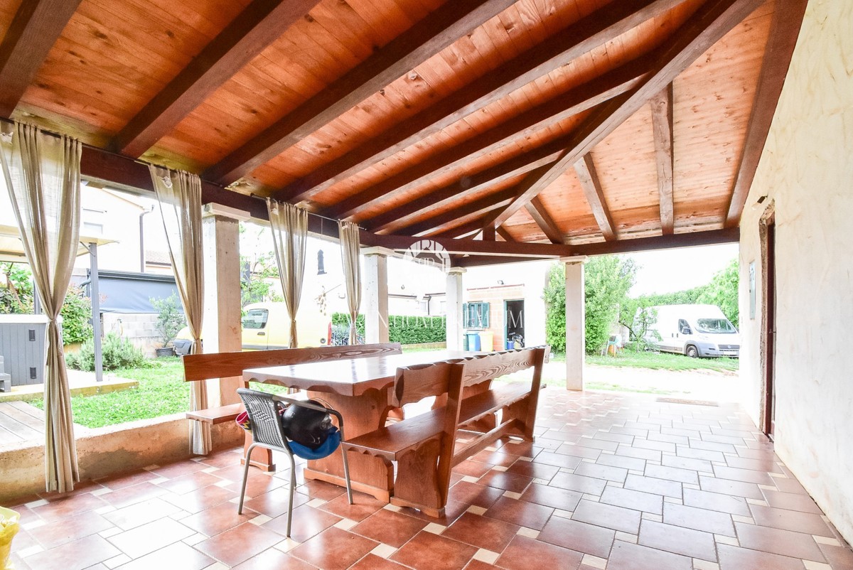 Casa bifamiliare con giardino e taverna