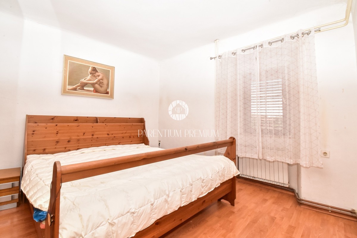 Casa bifamiliare con giardino e taverna