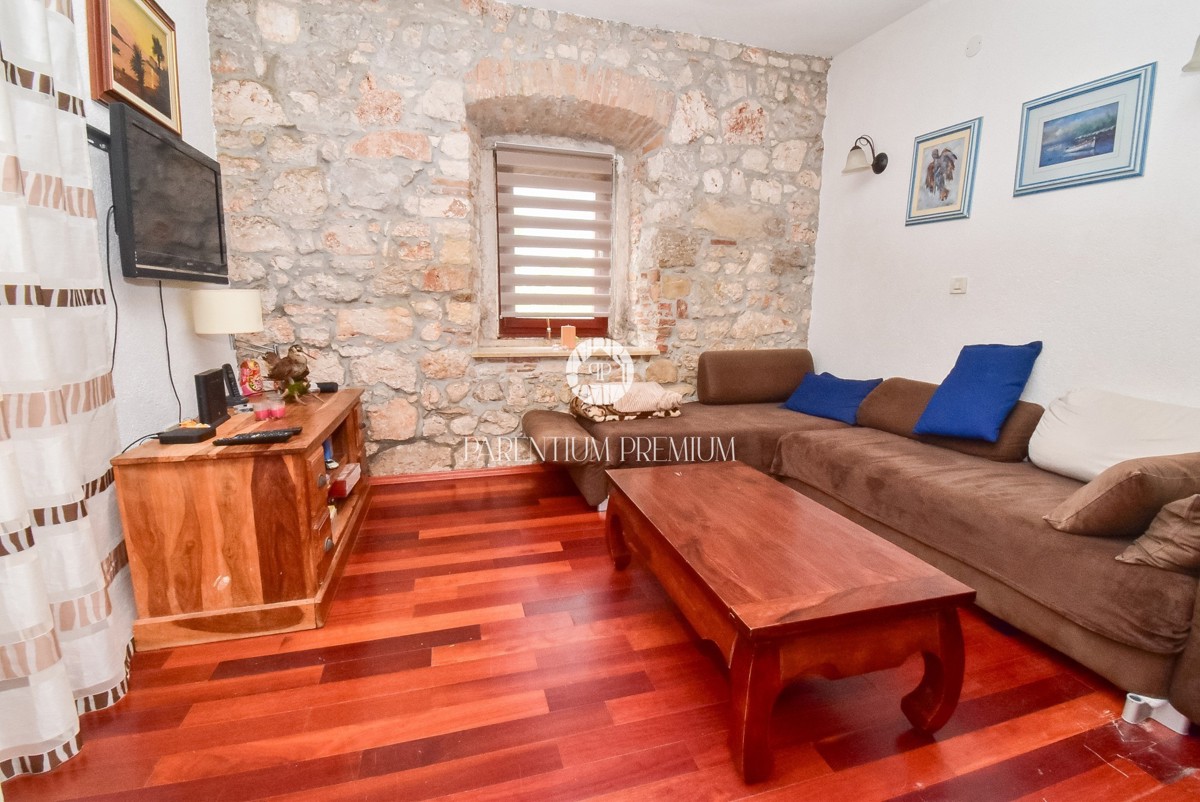 Casa bifamiliare con giardino e taverna