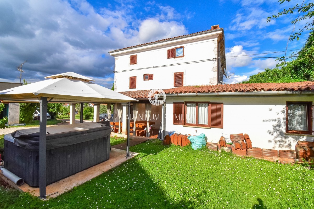 Casa bifamiliare con giardino e taverna